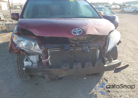 2013 Toyota Sienna Xle 7 Passenger z USA, uszkodzony, nr VIN 5TDDK3DCXDS050280